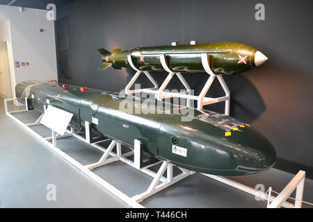 Guerra fredda armi, RAF Museum di Londra, Regno Unito. Questa è la caccia JP233 Airfield negazione arma e la abbiamo177C'arma nucleare. Foto Stock