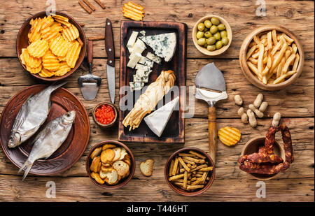 Ampia selezione di snack per la birra. Set di formaggi, pesce, patatine e snack.Selezione cibo Foto Stock