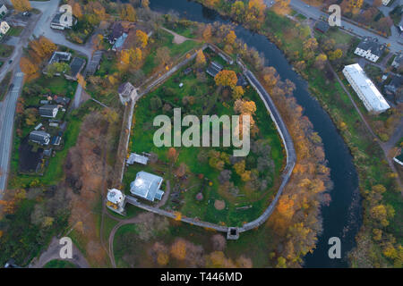 La vista sulla fortezza Porkhovsky nell'ottobre sera (ripresa dal quadcopter). Regione di Pskov, Russia Foto Stock