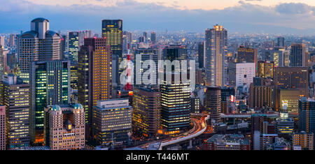 Vista del quartiere Umeda con numerosi grattacieli. durante il tramonto. Osaka, Giappone. Foto Stock