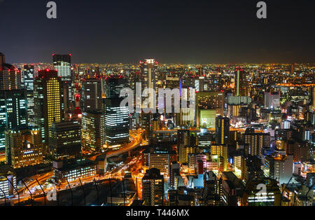 Vista aerea del quartiere Umeda con numerosi grattacieli di notte. Osaka, Giappone Foto Stock