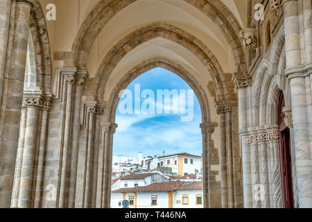 Vista sulla città da S. Francesco chiesa, Evora, Portogallo Foto Stock