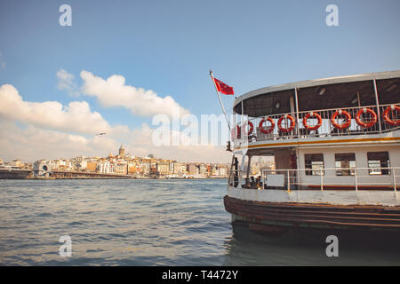 Traghetto sul Golden Horn bay e vista di Galata, estate, Istanbul, Turchia Foto Stock