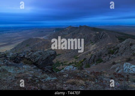 Sera sulle montagne di Dobrogei in Macin, Romania Foto Stock