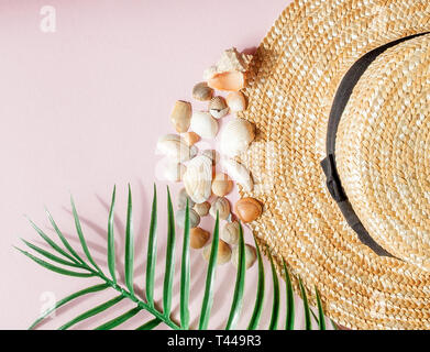 Vacanze estate sfondo. L'estate tropicale concetto con donna accessori moda, foglie e conchiglie su sfondo giallo. Appartamento laico, vista dall'alto. Foto Stock
