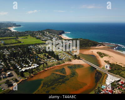 Vista aerea della laguna di Narrabeen, North Narrabeen Rockpool, Turimetta beach e Mona Vale beach. Costa del Mare di Tasman in Sydney. Foto Stock