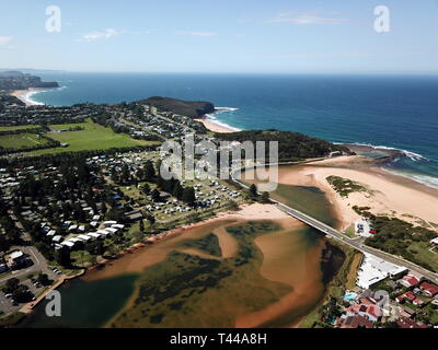 Vista aerea della laguna di Narrabeen, North Narrabeen Rockpool, Turimetta beach e Mona Vale beach. Costa del Mare di Tasman in Sydney. Foto Stock