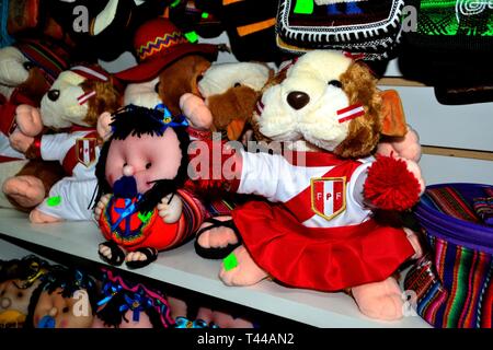 La cavia puppet- Mercato di Huaraz. Dipartimento di Ancash.PERÙ Foto Stock