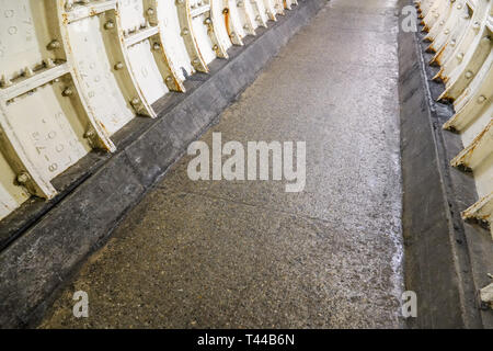 Piatto piano in pietra e ferro pesante placcatura sul Tamigi sotto acqua la parete della galleria. Foto Stock