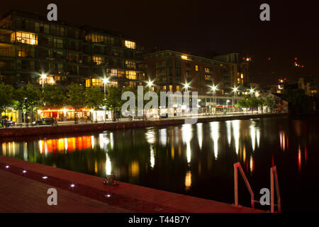 Grand Canal Dock nella città di Dublino di notte Foto Stock