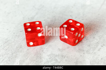 Due rosso traslucido craps dadi sulla scheda bianca che mostra il disco otto da Decatur doppio numero 8 Foto Stock