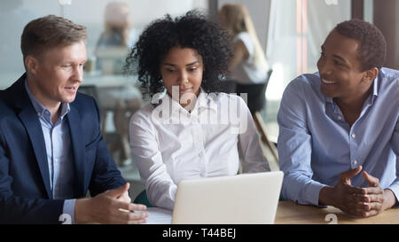 Broker assicuratore consulting african american clients giovane guardando al laptop Foto Stock