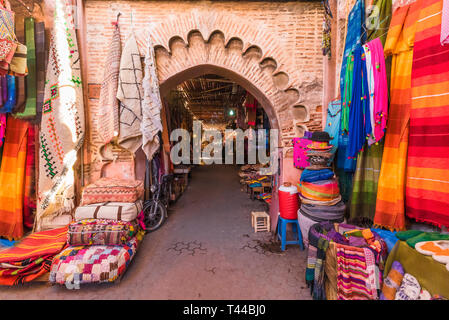 Negozio di souvenir sulla piazza Jamaa el Fna mercato nella vecchia Medina, Marrakech, Marocco Foto Stock