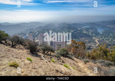 Los Angeles, CA, Stati Uniti d'America, 25 Ottobre 2013: dietro il segno di Hollywood come visto rom Mount Lee Drive in Griffith Park. Foto Stock