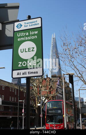 ULEZ London, Regno Unito - Aprile 2019: ULEZ (Ultra zona a bassa emissione di CO2) London ultra bassa zona di emissione (ULEZ) firmano a Londra centrale. ULEZ, £12.50 stock photo Foto Stock