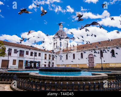 Ecuador Cuenca, Centro citta', Vista panoramica di San Sebastian chiesa con fontana in primo piano Foto Stock