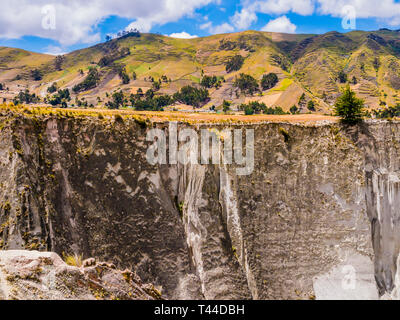 Ecuador, vista panoramica del fiume Toachi canyon, lungo la strada tra Zumbahua e laguna di Quilotoa Foto Stock