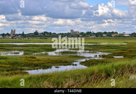 Le zone umide presso l'ex bomba atomica e radar sito di test a Orford Ness, Orford, Suffolk, Regno Unito. Ora una riserva naturale. HDR effetto applicato. Foto Stock