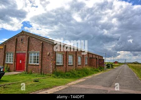 Exhibition Building a ex bomba atomica e radar sito di test a Orford Ness, Orford, Suffolk, Regno Unito. Ora un paesaggio di acquitrini e riserva naturale Foto Stock