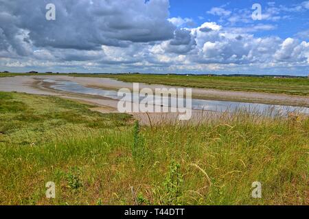 Le zone umide presso l'ex bomba atomica e radar sito di test a Orford Ness, Orford, Suffolk, Regno Unito. Ora una riserva naturale. HDR effetto applicato. Foto Stock