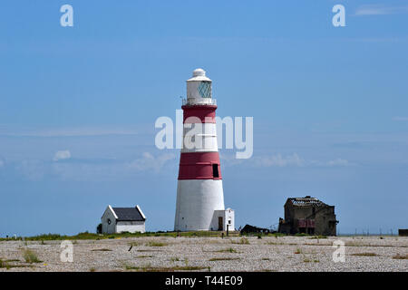 Faro di Orfordness presso l'ex bomba atomica e sito di test radar a Orford Ness, Orford, Suffolk, Regno Unito. Ora un paesaggio bagnato & riserva naturale Foto Stock