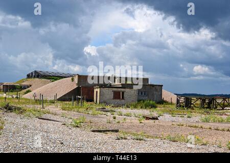 Test di bomba edificio all'ex bomba atomica e radar sito di test a Orford Ness, Orford, Suffolk, Regno Unito. Ora un paesaggio di acquitrini e riserva naturale Foto Stock