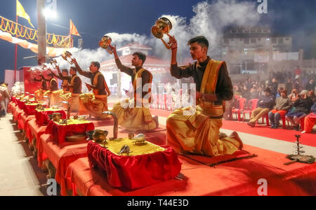 I giovani sacerdoti indù eseguire Ganga tradizionale cerimonia aarti rituali con il fuoco prima del sorgere del sole presso il Gange in riva al fiume a Varanasi (India). Foto Stock