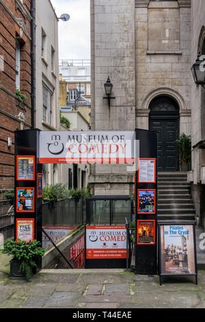 L'ingresso al museo di commedia della undercroft della chiesa di San Giorgio, Bloomsbury Way, Holborn. Foto Stock