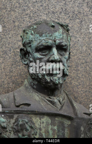 Busto in bronzo dello scultore ceco Josef Václav Myslbek installato su la casa dove visse e morì in Smetanovo terrapieno a Praga, Repubblica Ceca. Il busto è un autoritratto di Josef Václav Myslbek datato 1903. Foto Stock