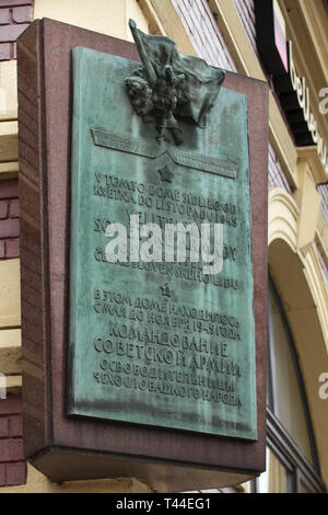 Lapide commemorativa sulla casa dove la sede dell'Armata Rossa si trovava nel 1945 a Smetanovo Embankment a Praga, Repubblica Ceca. Testo in ceco e russo significa: La sede dell'Armata Rossa, il liberatore del popolo cecoslovacco, è stato in questo edificio da maggio a novembre 1945. Foto Stock