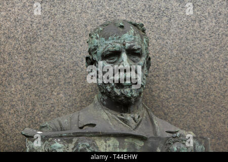 Busto in bronzo dello scultore ceco Josef Václav Myslbek installato su la casa dove visse e morì in Smetanovo terrapieno a Praga, Repubblica Ceca. Il busto è un autoritratto di Josef Václav Myslbek datato 1903. Foto Stock