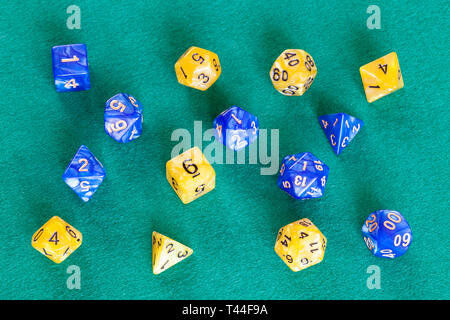 Due set di dadi poliedrici per Dungeons and Dragons gioco da tavolo a giocare sul green baize tabella Foto Stock