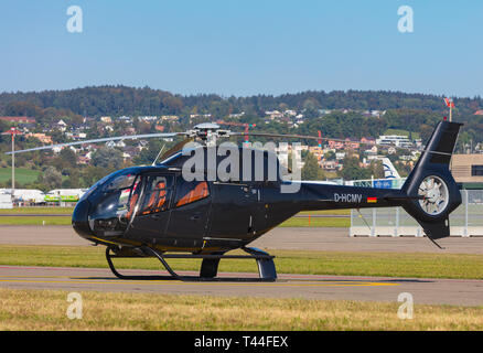 Kloten, Svizzera - 30 Settembre 2016: un Eurocopter EC 120B Colibri elicottero all'aeroporto di Zurigo. La Eurocopter EC 120B Colibri è un cinque-sede peccato Foto Stock