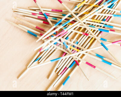 I bastoncini di legno di Mikado pick-up sticks gioco vicino sul tavolo Foto Stock