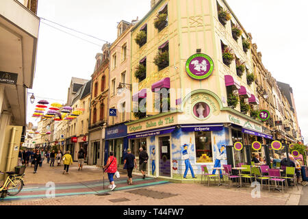 Cherbourg-Octeville, Francia - Agosto 16, 2018: la gente a piedi lungo la strada pedonale dello shopping sotto gli ombrelli di Cherbourg. Normandia Francia Foto Stock