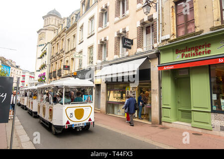 Cherbourg-Octeville, Francia - Agosto 16, 2018: Petit Train de Cherbourg è un treno turistico sulla strada della citta'. Cherbourg. La Normandia, Francia Foto Stock