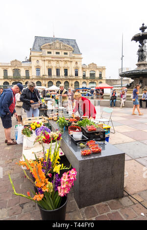 Cherbourg-Octeville, Francia - Agosto 16, 2018: mercato sulla piazza vicino al teatro italiano nel centro di Cherbourg, Normandia, Francia Foto Stock