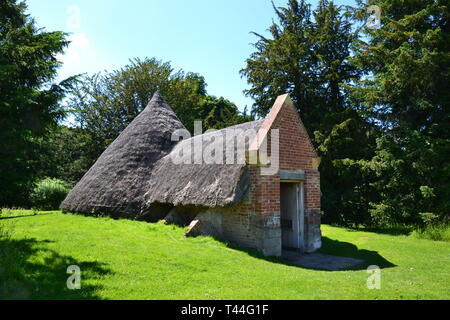 La casa di ghiaccio nei giardini di Compton Verney House, Compton Verney, Kineton, Warwickshire, Inghilterra, Regno Unito. Xviii secolo il paese Mansion e Galleria d'arte Foto Stock