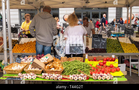 Cherbourg-Octeville, Francia - 16 agosto 2018: il mercato in piazza nel centro di Cherbourg, Normandia, Francia Foto Stock