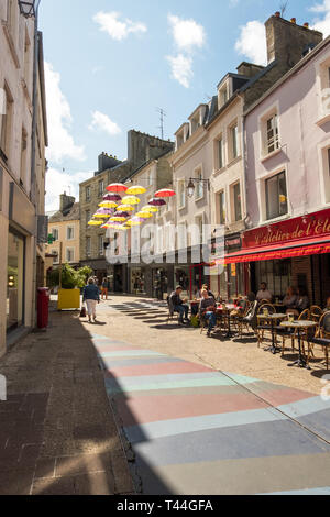 Cherbourg-Octeville, Francia - 21 agosto 2018: la gente a piedi lungo la strada pedonale dello shopping sotto gli ombrelli di Cherbourg. Normandia Francia Foto Stock