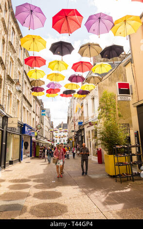 Cherbourg-Octeville, Francia - 21 agosto 2018: la gente a piedi lungo la strada pedonale dello shopping sotto gli ombrelli di Cherbourg. Normandia Francia Foto Stock