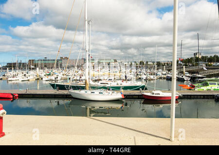 Cherbourg-Octeville, Francia - 21 agosto 2018: La marina di Porto Chantereyne a Cherbourg. Cherbourg-Octeville, Bassa Normandia, Francia Foto Stock