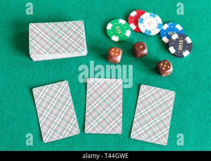 Vista dall'alto di mazzi di carte, casinò di token e dadi di legno sul verde baize tabella Foto Stock
