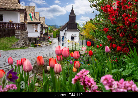 Piccolo villaggio Hollókő Holloko tempo primaverile in Ungheria famosa per la festa di Pasqua e il suo tradizionale vecchio case ungherese patrimonio mondiale Unesco Foto Stock