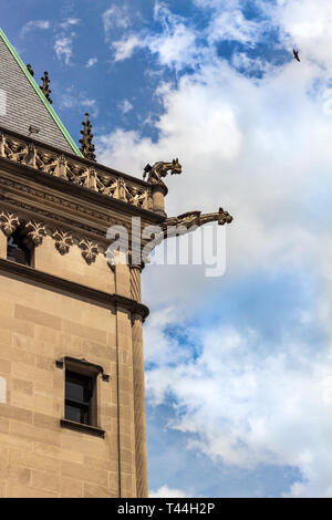 Due doccioni sembrano urlare nel vuoto, come un uccello vola overhead, al Biltmore Estate in Asheville, NC, Stati Uniti d'America Foto Stock