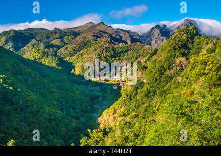 Bella cloudscape sopra le montagne, l'isola di Madeira, Portogallo Foto Stock