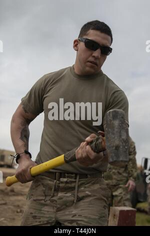 Stati Uniti Esercito Cpl. Kristian Gonzales, Legion Company, 173rd Airborne brigata di fanteria, preparare postazioni difensive presso il terminale ad alta altitudine Area sistema di difesa sito in Israele, 4 marzo, 2019. La distribuzione di un sistema THAAD a Israele è un esercizio di U.S. Esercito, U.S. Air Force e forze israeliane, sotto la forza dinamica concetto di occupazione. L'esercizio si basa la prontezza e la interoperabilità nella regione, dimostra la capacità degli Stati Uniti di implementare rapidamente la difesa aerea attivi a livello globale e dimostra la U.S. Esercito una missione dell'Europa per dissuadere i potenziali avversari e alleati di supporto. Foto Stock