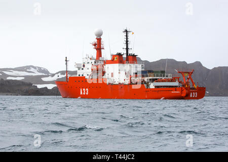 Le Esperidi, uno spagnolo per la ricerca polare nave, ormeggiato Frei Station su King George Island, a sud le isole Shetland, Antartide. Foto Stock