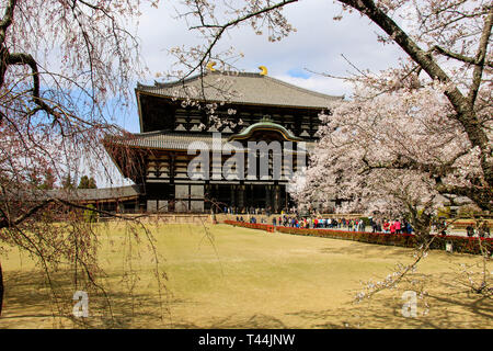 NARA, Giappone - 02 Aprile 2019: Grande Buddha Hall di Tempio di Todai-ji di Nara, Giappone Foto Stock