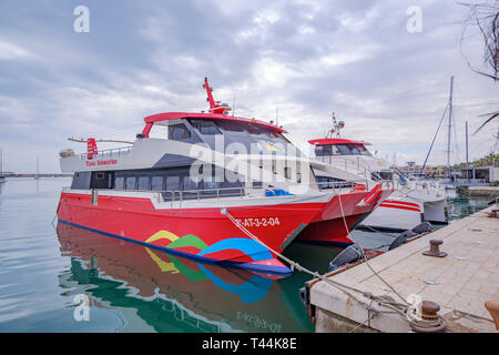1 Aprile 2019del bellissimo Porto di Alicante, Spagna al mare Mediterraneo. Yacht di lusso, navi, traghetti e imbarcazioni da pesca e a vela in piedi in fila in Foto Stock